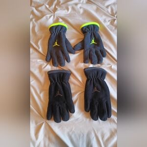 Jordan Kids Gloves in Gray with Neon Accents
